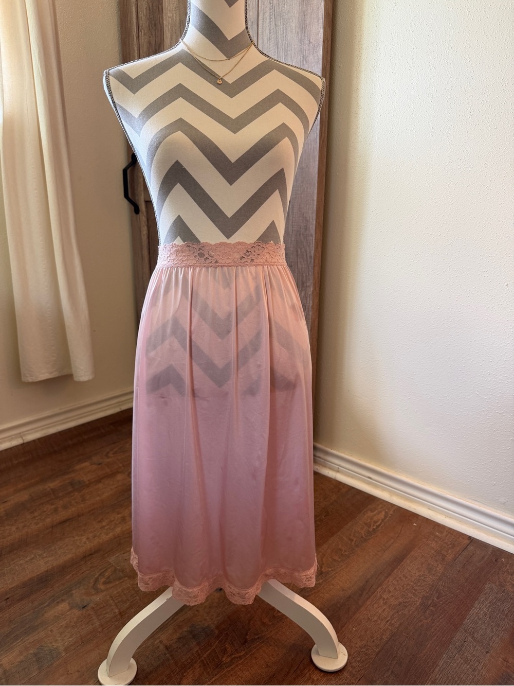 Vintage Vassarette Quintessence Antron Nylon Pink Half Slip Lace Midi length med